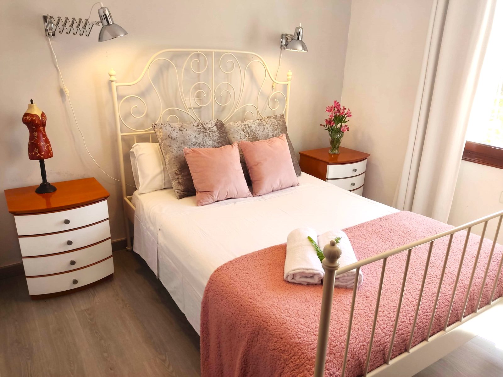 Lucas · Dormitorios y baños de Villa Santos