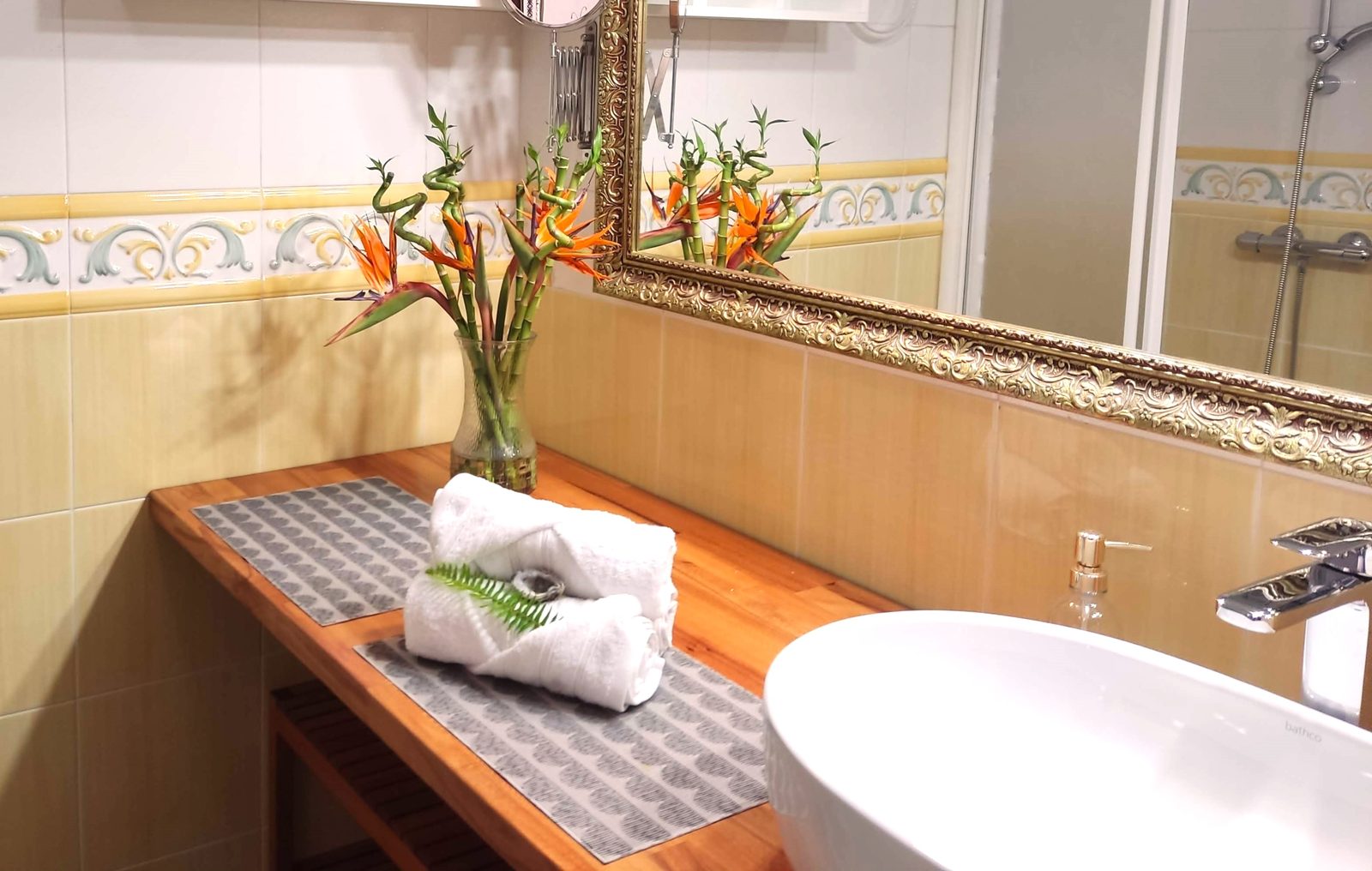 Ensuite bathroom · Dormitorios y baños de Villa Santos