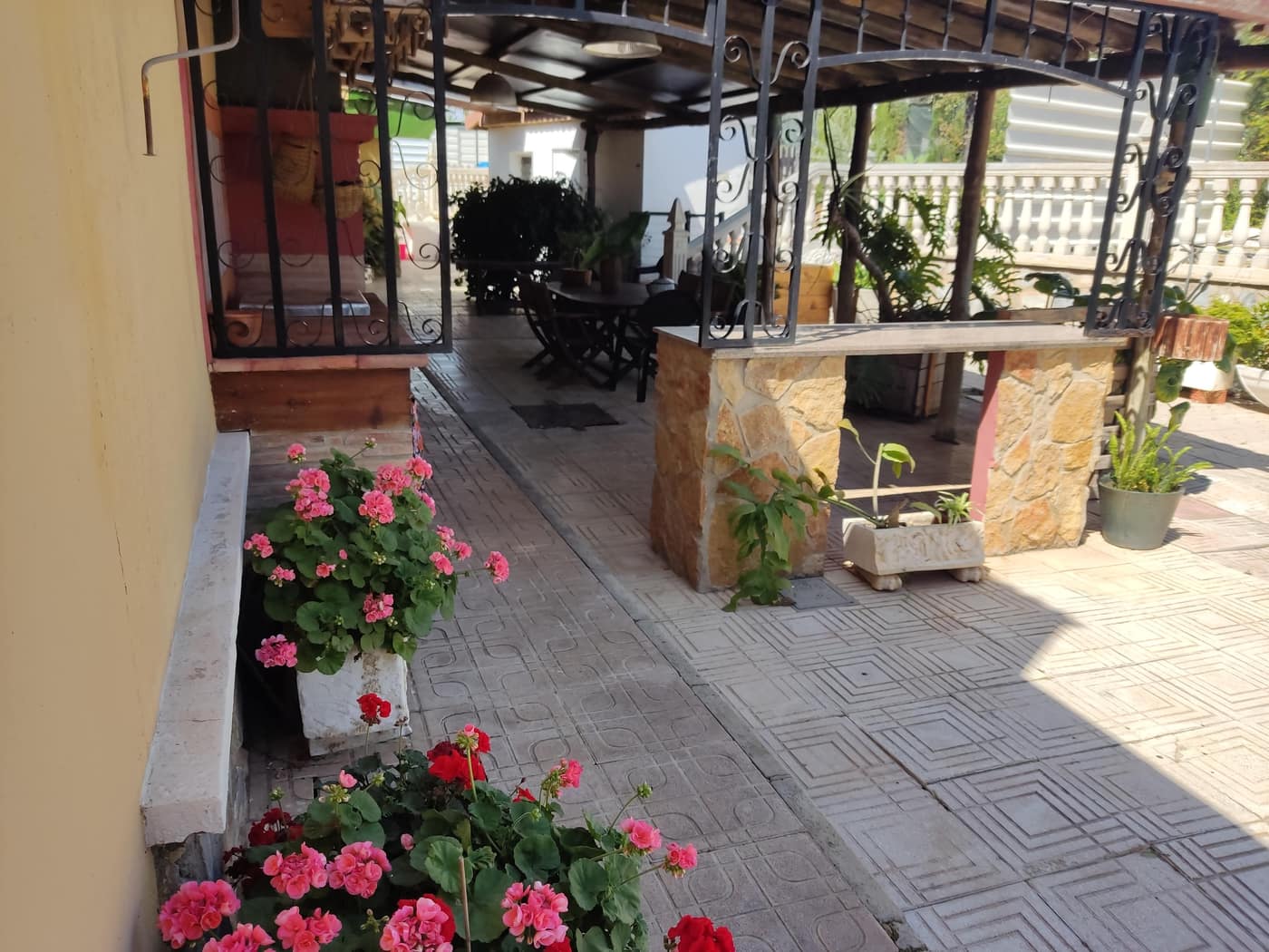 Porche y terrazas cubiertas de Villa Santos