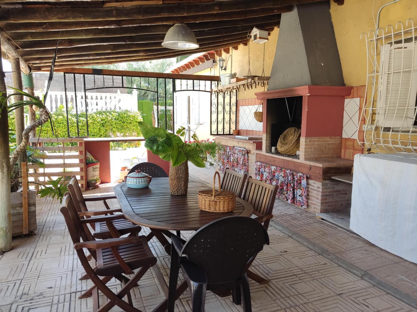 Porche y terrazas cubiertas de Villa Santos